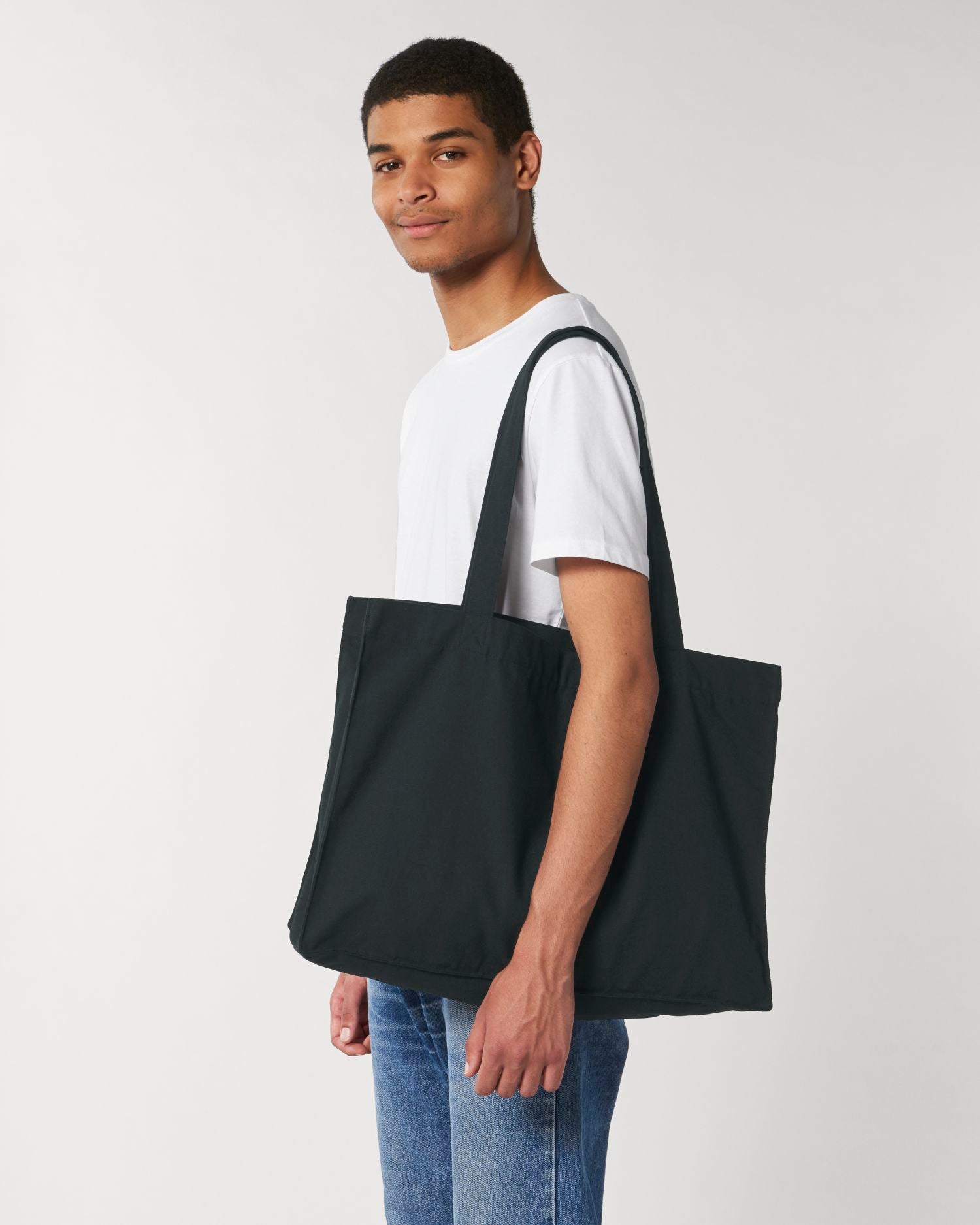 Black | STAU762 Studio Main SFM0